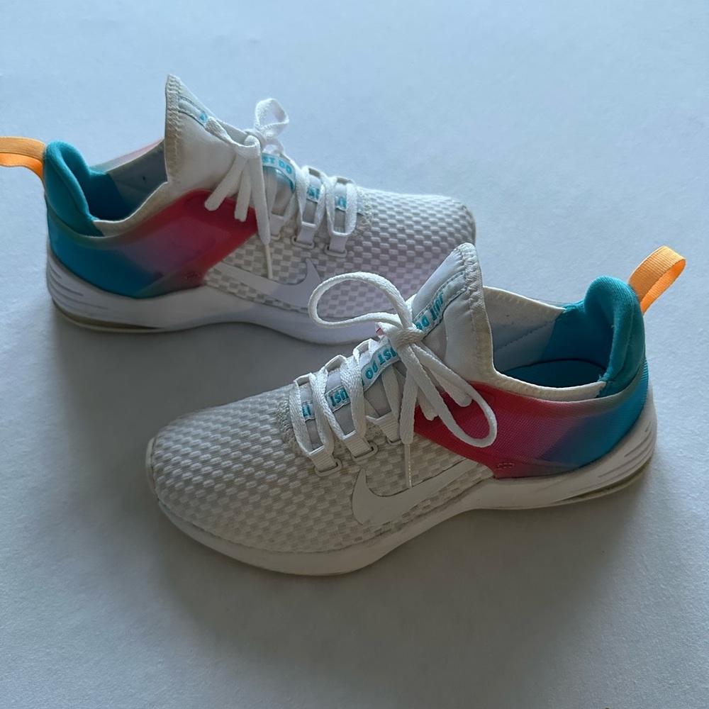 DISCONTINUED Nike Bella TR2